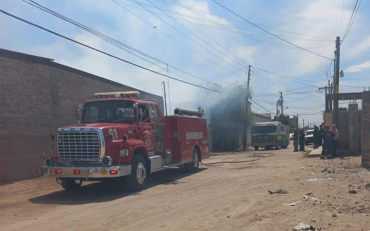 Fuertes daños causó el incendio registrado en taller de carrocería del callejón Libertad entre calles 18 y 19